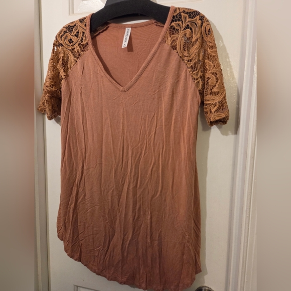 Zenana Signature Light Brown Lace Sleeve Top Blouse Shirt. Size XL. - Picture 4 of 7